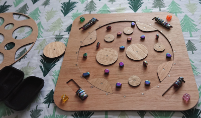 Vooraanzicht Cluster Arena met speelstukken en extra opbergdoosje voor magneetstenen.